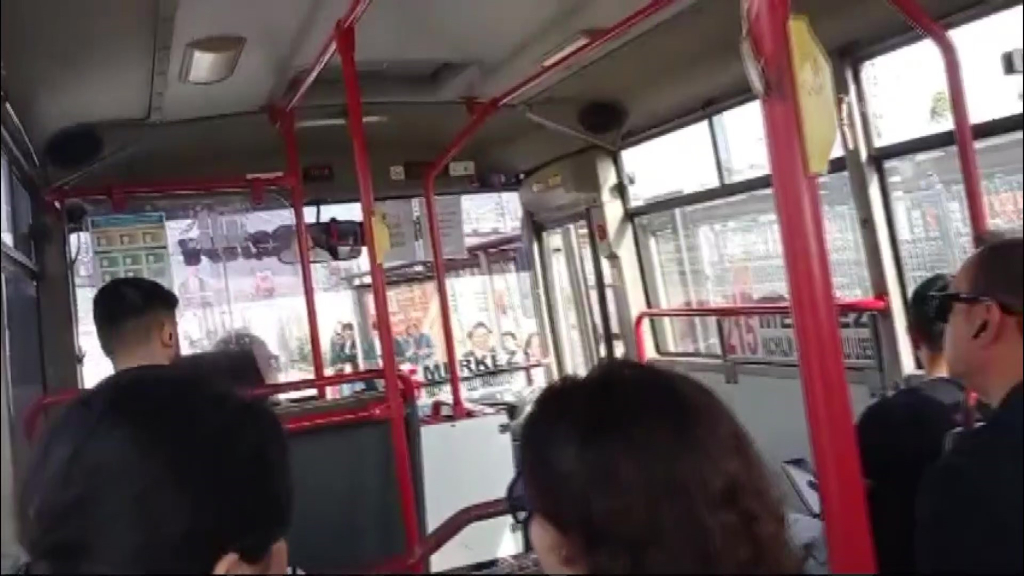 OTOBÜSTE BEBEK ARABASI KAVGASI: 
