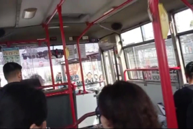 OTOBÜSTE BEBEK ARABASI KAVGASI: "SENİ MERMİ MANYAĞI YAPARIM" BEBEK ARABASI KATLANMAYINCA ŞOFÖR YOLCULARI İNDİRDİ, KENDİNİ GÖRÜNTÜLEYENLERE POZ VERDİ TARAFLARIN BİRBİRİNİ TEHDİT ETTİĞİ TARTIŞMAYI VATANDAŞLAR AYIRDI