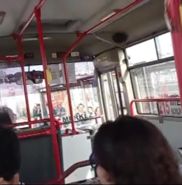 OTOBÜSTE BEBEK ARABASI KAVGASI: "SENİ MERMİ MANYAĞI YAPARIM" BEBEK ARABASI KATLANMAYINCA ŞOFÖR YOLCULARI İNDİRDİ, KENDİNİ GÖRÜNTÜLEYENLERE POZ VERDİ TARAFLARIN BİRBİRİNİ TEHDİT ETTİĞİ TARTIŞMAYI VATANDAŞLAR AYIRDI