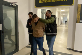 OTOMOBİLDE ÖLDÜRÜLMÜŞTÜ: OLAY YERİNE KONUŞMAK İÇİN ÇAĞIRMIŞ HUSUMETLİSİNİ ÖLDÜREN ZANLI ADLİYEYE SEVK EDİLDİ