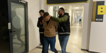 OTOMOBİLDE ÖLDÜRÜLMÜŞTÜ: OLAY YERİNE KONUŞMAK İÇİN ÇAĞIRMIŞ HUSUMETLİSİNİ ÖLDÜREN ZANLI ADLİYEYE SEVK EDİLDİ