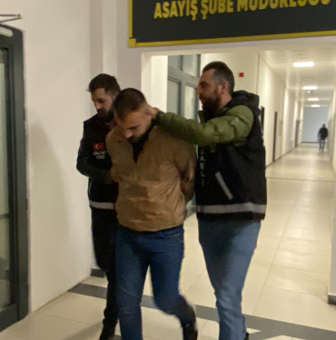 OTOMOBİLDE ÖLDÜRÜLMÜŞTÜ: OLAY YERİNE KONUŞMAK İÇİN ÇAĞIRMIŞ HUSUMETLİSİNİ ÖLDÜREN ZANLI ADLİYEYE SEVK EDİLDİ