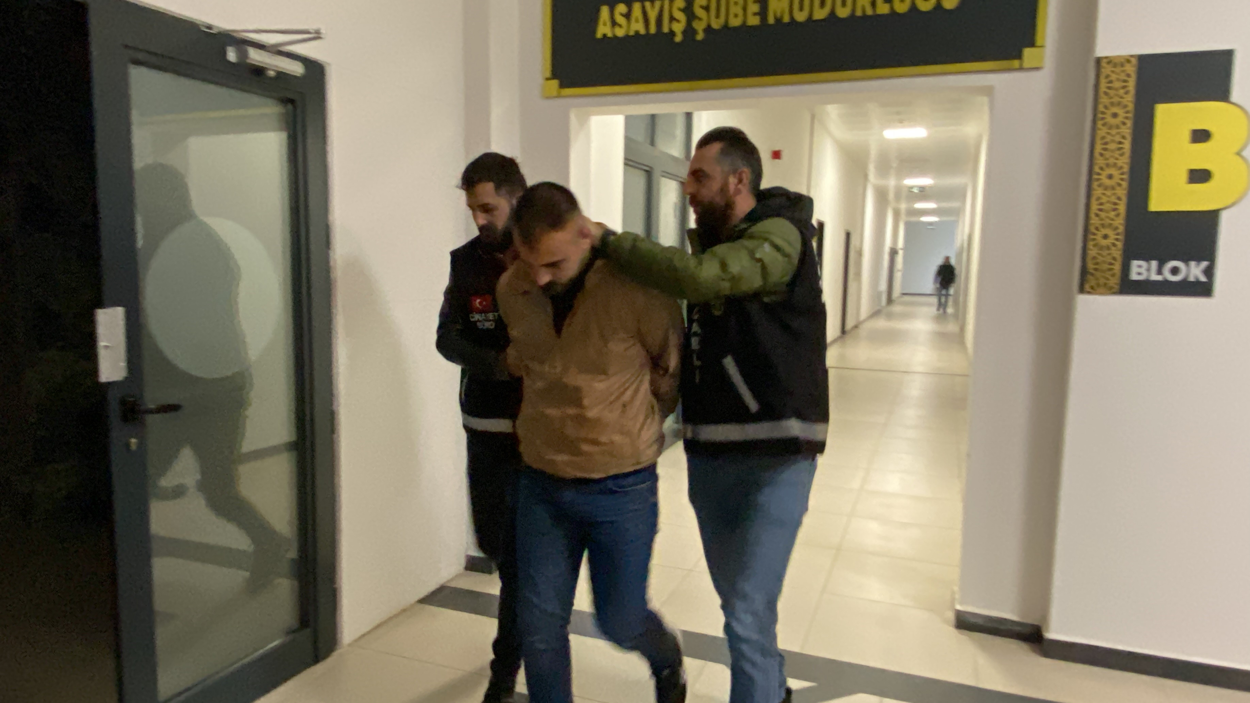 OTOMOBİLDE ÖLDÜRÜLMÜŞTÜ: OLAY YERİNE KONUŞMAK İÇİN ÇAĞIRMIŞ HUSUMETLİSİNİ ÖLDÜREN ZANLI ADLİYEYE SEVK EDİLDİ