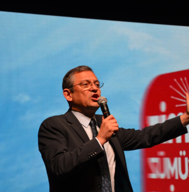 Özgür Özel Büyükakın Cumhuriyet düşmanlarını baş tacı ediyor