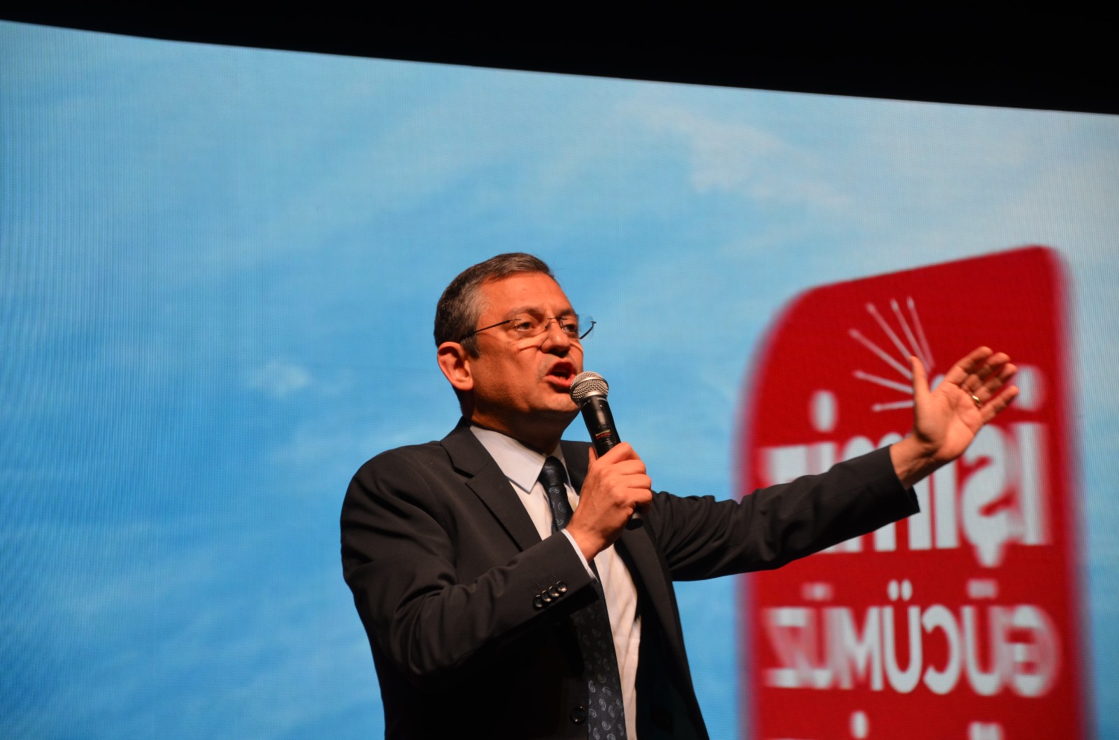 Özgür Özel Büyükakın Cumhuriyet düşmanlarını baş tacı ediyor