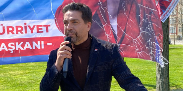 Sarı Büyükakın, Tutuş’u velisi gibi İzmit’in sokaklarında gezdiriyor