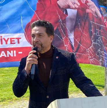 Sarı Büyükakın, Tutuş’u velisi gibi İzmit’in sokaklarında gezdiriyor