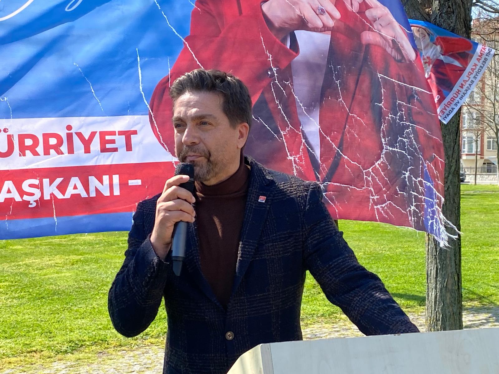 Sarı Büyükakın, Tutuş’u velisi gibi İzmit’in sokaklarında gezdiriyor