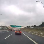 TEM'DE PLASTİK KASA FACİAYA YOL AÇIYORDU: TIRIN ALTINDA KALMAKTAN SON ANDA KURTULDU 2 TIR, 2 OTOMOBİL VE YOLCU OTOBÜSÜ KAZAYA KARIŞTI