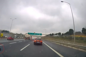 TEM'DE PLASTİK KASA FACİAYA YOL AÇIYORDU: TIRIN ALTINDA KALMAKTAN SON ANDA KURTULDU 2 TIR, 2 OTOMOBİL VE YOLCU OTOBÜSÜ KAZAYA KARIŞTI