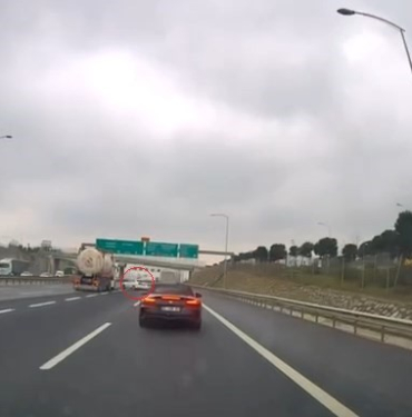 TEM'DE PLASTİK KASA FACİAYA YOL AÇIYORDU: TIRIN ALTINDA KALMAKTAN SON ANDA KURTULDU 2 TIR, 2 OTOMOBİL VE YOLCU OTOBÜSÜ KAZAYA KARIŞTI