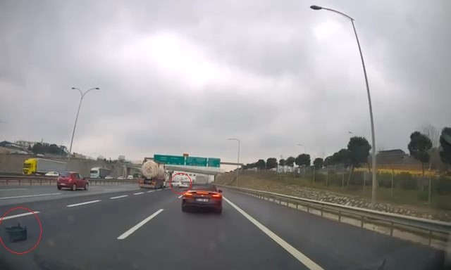 TEM'DE PLASTİK KASA FACİAYA YOL AÇIYORDU: TIRIN ALTINDA KALMAKTAN SON ANDA KURTULDU 2 TIR, 2 OTOMOBİL VE YOLCU OTOBÜSÜ KAZAYA KARIŞTI