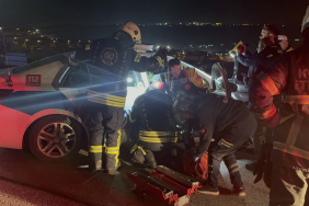 TEM'DE POLİS ARACI BARİYERE ÇARPTI: 2 POLİS YARALI