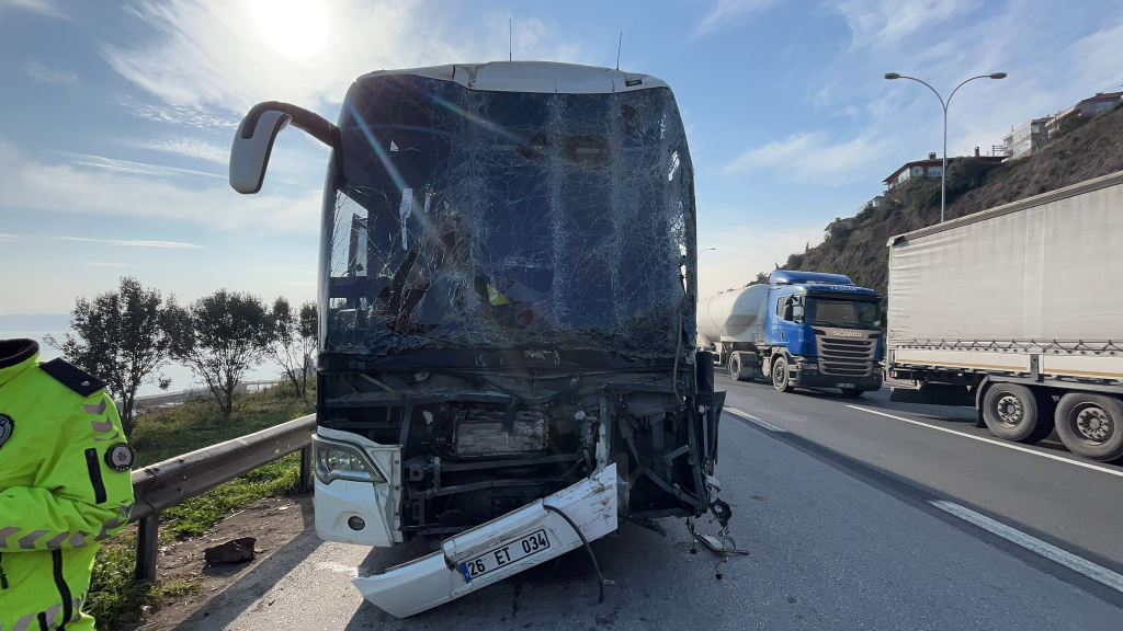 TEM'DE YOLCU OTOBÜSÜ, TIR VE HAFİF TİCARİ ARAÇ ÇARPIŞTI : 1'İ AĞIR 9 YARALI