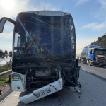 TEM'DE YOLCU OTOBÜSÜ, TIR VE HAFİF TİCARİ ARAÇ ÇARPIŞTI : 1'İ AĞIR 9 YARALI