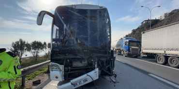 TEM'DE YOLCU OTOBÜSÜ, TIR VE HAFİF TİCARİ ARAÇ ÇARPIŞTI : 1'İ AĞIR 9 YARALI