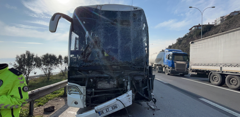 TEM'DE YOLCU OTOBÜSÜ, TIR VE HAFİF TİCARİ ARAÇ ÇARPIŞTI : 1'İ AĞIR 9 YARALI
