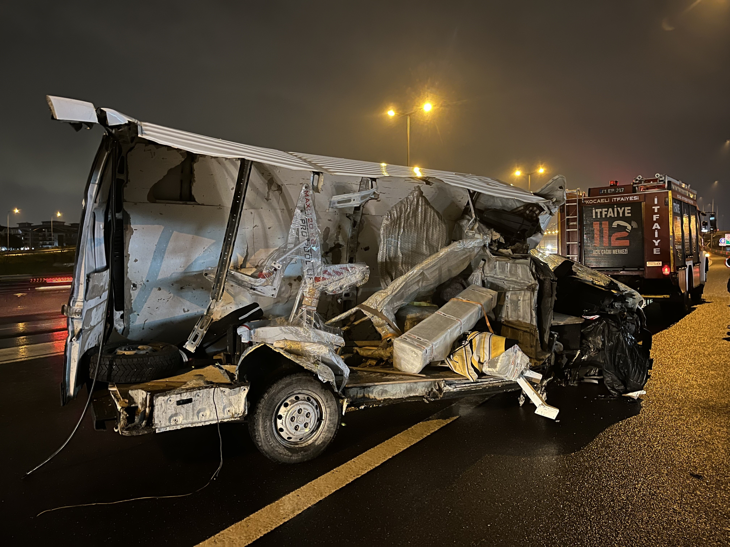 TIRA ÇARPARAK İKİYE BÖLÜNEN PANELVANDA AĞIR YARALANAN SÜRÜCÜ ÖLDÜ
