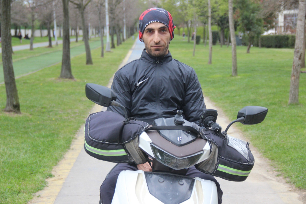 TRAFİKTE TERS KÖŞE: KAVGA EDECEKKEN BİR ANDA BÖYLE SARILDILAR MOTOKURYE HANİFİ YARAR: 