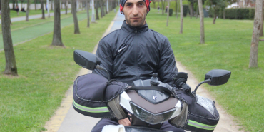 TRAFİKTE TERS KÖŞE: KAVGA EDECEKKEN BİR ANDA BÖYLE SARILDILAR MOTOKURYE HANİFİ YARAR: "TAM KAVGA EDECEKKEN İKİMİZİN DE ORUÇLU OLDUĞU AKLIMIZA GELDİ"