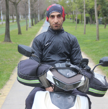 TRAFİKTE TERS KÖŞE: KAVGA EDECEKKEN BİR ANDA BÖYLE SARILDILAR MOTOKURYE HANİFİ YARAR: "TAM KAVGA EDECEKKEN İKİMİZİN DE ORUÇLU OLDUĞU AKLIMIZA GELDİ"