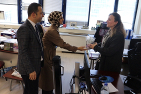 Tutuş Belsa’da çiçek dağıttı! 5 yıl önce Hürriyet’i sokmamışlardı!