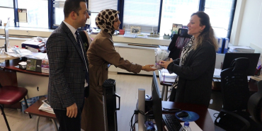 Tutuş Belsa’da çiçek dağıttı! 5 yıl önce Hürriyet’i sokmamışlardı!