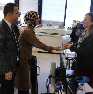Tutuş Belsa’da çiçek dağıttı! 5 yıl önce Hürriyet’i sokmamışlardı!