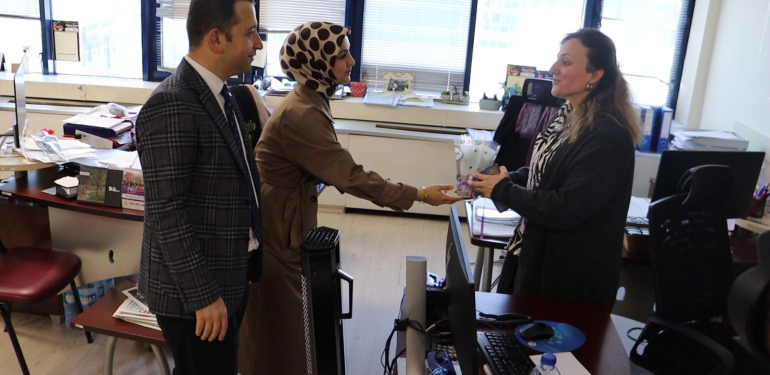 Tutuş Belsa’da çiçek dağıttı! 5 yıl önce Hürriyet’i sokmamışlardı!