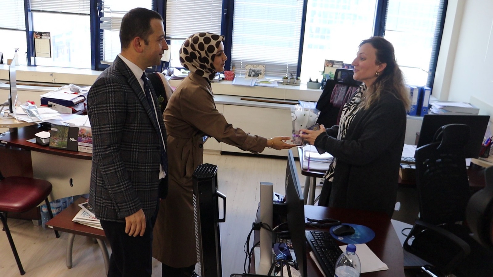 Tutuş Belsa’da çiçek dağıttı! 5 yıl önce Hürriyet’i sokmamışlardı!