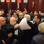 ÜMİT ÖZDAĞ'DAN TEKME VE YUMRUKLA BİRBİRİNE GİREN PARTİLİLERE: "TERBİYESİZ ADAMLAR" ZAFER PARTİSİ ADAY TANITIM TOPLANTISINDA KAVGA ÇIKTI ZAFER PARTİSİ GENEL BAŞKANI ÜMİT ÖZDAĞ: "BİR DAHA PARTİMDE BÖYLE BİR ŞEY İSTEMİYORUM"