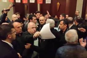 ÜMİT ÖZDAĞ'DAN TEKME VE YUMRUKLA BİRBİRİNE GİREN PARTİLİLERE: "TERBİYESİZ ADAMLAR" ZAFER PARTİSİ ADAY TANITIM TOPLANTISINDA KAVGA ÇIKTI ZAFER PARTİSİ GENEL BAŞKANI ÜMİT ÖZDAĞ: "BİR DAHA PARTİMDE BÖYLE BİR ŞEY İSTEMİYORUM"