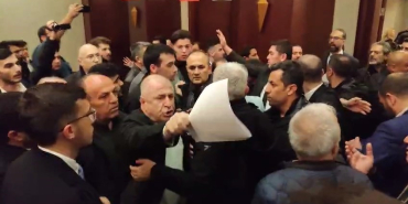 ÜMİT ÖZDAĞ'DAN TEKME VE YUMRUKLA BİRBİRİNE GİREN PARTİLİLERE: "TERBİYESİZ ADAMLAR" ZAFER PARTİSİ ADAY TANITIM TOPLANTISINDA KAVGA ÇIKTI ZAFER PARTİSİ GENEL BAŞKANI ÜMİT ÖZDAĞ: "BİR DAHA PARTİMDE BÖYLE BİR ŞEY İSTEMİYORUM"