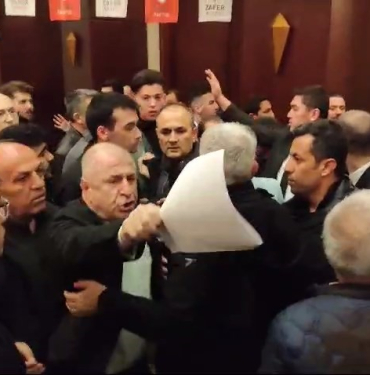 ÜMİT ÖZDAĞ'DAN TEKME VE YUMRUKLA BİRBİRİNE GİREN PARTİLİLERE: "TERBİYESİZ ADAMLAR" ZAFER PARTİSİ ADAY TANITIM TOPLANTISINDA KAVGA ÇIKTI ZAFER PARTİSİ GENEL BAŞKANI ÜMİT ÖZDAĞ: "BİR DAHA PARTİMDE BÖYLE BİR ŞEY İSTEMİYORUM"