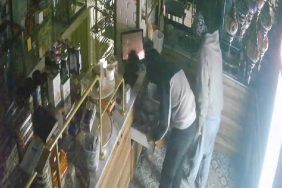 TATLICIDAKİ HIRSIZLIK ANI KAMERADA: 4 BİN TL VE SMA BAĞIŞ KUMBARASINI ÇALDILAR