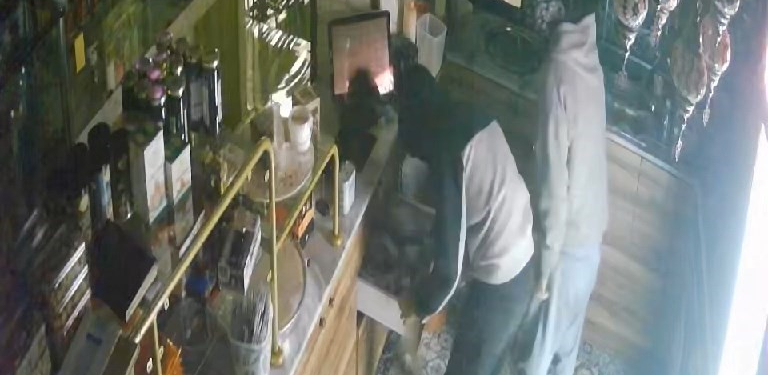 TATLICIDAKİ HIRSIZLIK ANI KAMERADA: 4 BİN TL VE SMA BAĞIŞ KUMBARASINI ÇALDILAR