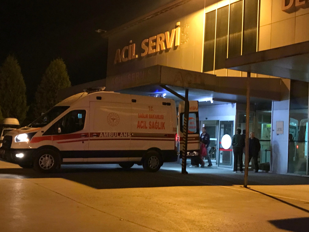 SAKARYA'DA DEHŞETE DÜŞÜREN OLAY ANNESİ PARA VERMEYİNCE KENDİSİNİ YAKMAK İSTEDİ, ALEVLER TALİHSİZ KADINA SIÇRADI HASTANEYE KALDIRILAN KADININ HAYATİ TEHLİKESİ SÜRÜYOR