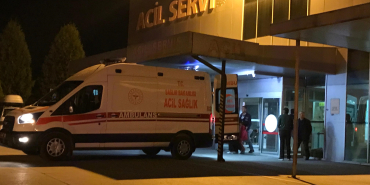 SAKARYA'DA DEHŞETE DÜŞÜREN OLAY ANNESİ PARA VERMEYİNCE KENDİSİNİ YAKMAK İSTEDİ, ALEVLER TALİHSİZ KADINA SIÇRADI HASTANEYE KALDIRILAN KADININ HAYATİ TEHLİKESİ SÜRÜYOR