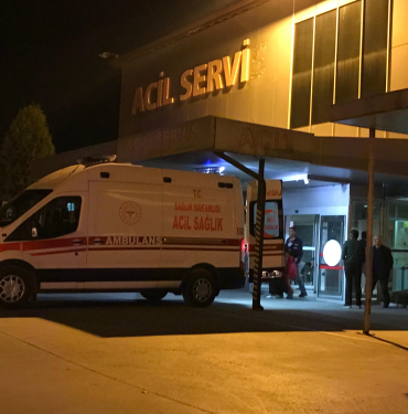 SAKARYA'DA DEHŞETE DÜŞÜREN OLAY ANNESİ PARA VERMEYİNCE KENDİSİNİ YAKMAK İSTEDİ, ALEVLER TALİHSİZ KADINA SIÇRADI HASTANEYE KALDIRILAN KADININ HAYATİ TEHLİKESİ SÜRÜYOR