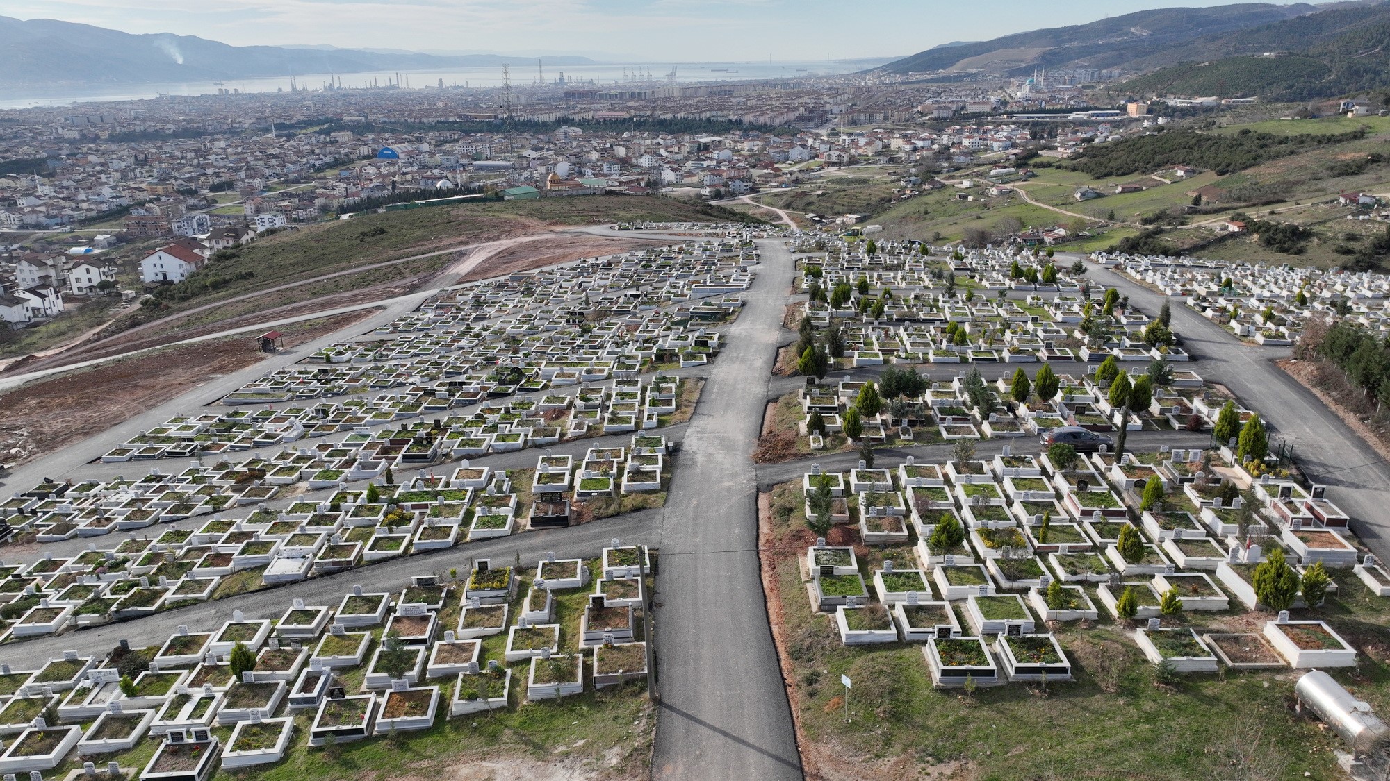 DERİNCE'DE MEZARLIK ZİYARETLERİNE ÜCRETSİZ SERVİS