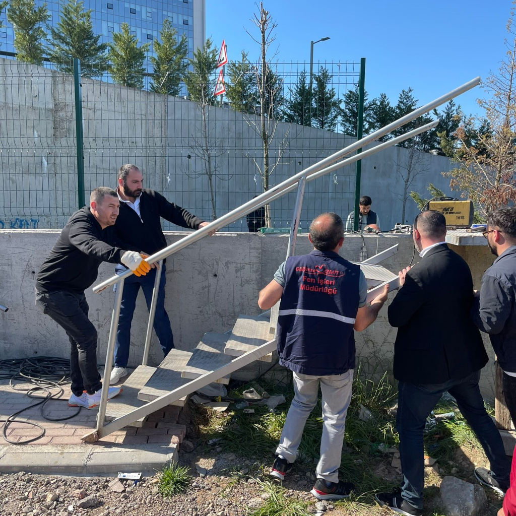 İzmit Belediyesi, Şehir Hastanesinin yıktığı merdiveni yeniden yapıyor