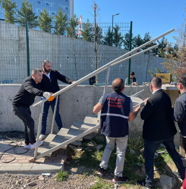 İzmit Belediyesi, Şehir Hastanesinin yıktığı merdiveni yeniden yapıyor