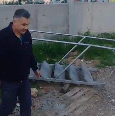İzmit Belediyesi Şehir hastanesi yönetimi, halkımız için yenilediğimiz merdivenleri keserken yakalandı