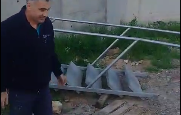 İzmit Belediyesi Şehir hastanesi yönetimi, halkımız için yenilediğimiz merdivenleri keserken yakalandı