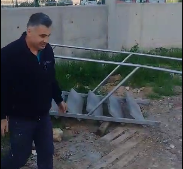 İzmit Belediyesi Şehir hastanesi yönetimi, halkımız için yenilediğimiz merdivenleri keserken yakalandı