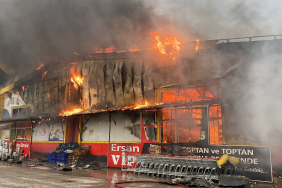 MARKET ALEV ALEV YANIYOR YANGINA ÇOK SAYIDA İTFAİYE EKİBİ MÜDAHALE EDİYOR