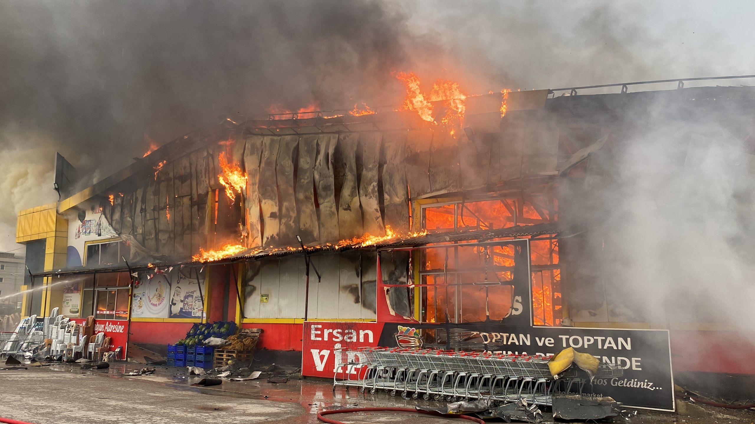 MARKET ALEV ALEV YANIYOR YANGINA ÇOK SAYIDA İTFAİYE EKİBİ MÜDAHALE EDİYOR
