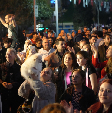 KOCAELİ'DE AYLAR SÜREN SEÇİM MARATONU BİTTİ KESİN OLMAYAN SONUÇLARA GÖRE 4 BELEDİYE BAŞKANI DEĞİŞTİ, 8'İ "YOLA DEVAM" DEDİ KOCAELİLERİN COŞKUSU SOKAKLARA TAŞTI