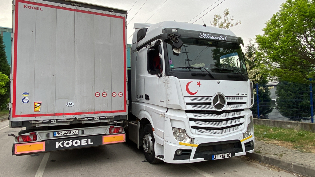 PARK HALİNDEKİ TIRA ÇARPINCA 2.39 PROMİL ALKOLLÜ OLDUĞU ORTAYA ÇIKTI YABANCI UYRUKLU SÜRÜCÜNÜN EHLİYETİNE EL KONULDU, TIR GÜMRÜK OTOPARKINA ÇEKTİRİLDİ
