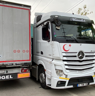 PARK HALİNDEKİ TIRA ÇARPINCA 2.39 PROMİL ALKOLLÜ OLDUĞU ORTAYA ÇIKTI YABANCI UYRUKLU SÜRÜCÜNÜN EHLİYETİNE EL KONULDU, TIR GÜMRÜK OTOPARKINA ÇEKTİRİLDİ